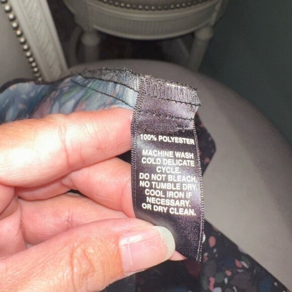 Saks Fifth Ave Women’s floral bell sleeve blouse size medium - Picture 6 of 6